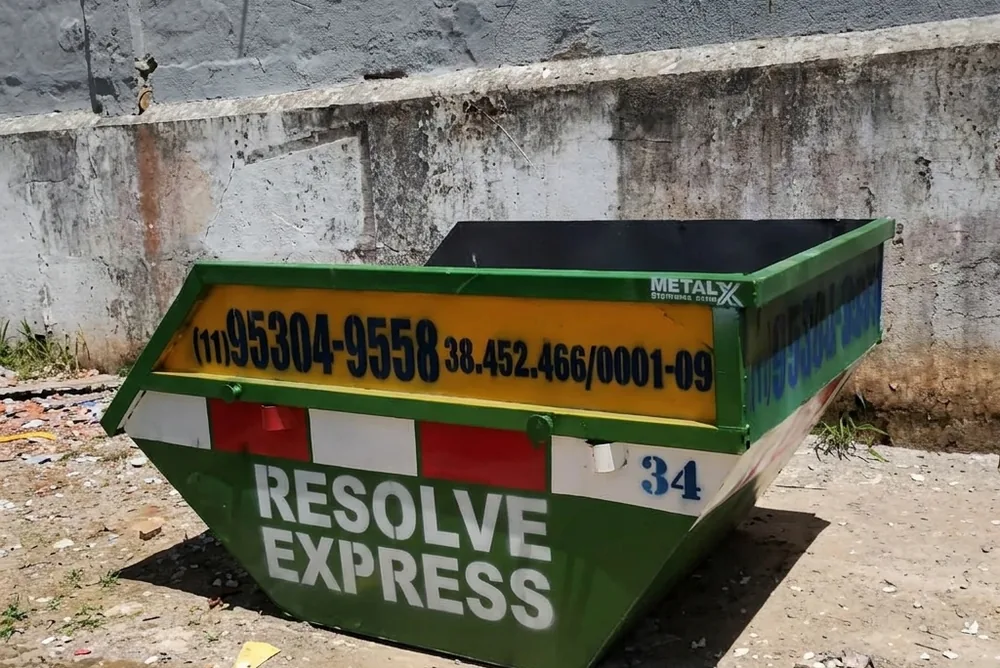 Caçamba verde da Resolve Express entregue em obra
